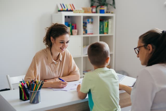 Zgoda rodziców a zatrudnienie nauczyciela wspomagającego w przedszkolu – co mówią przepisy?