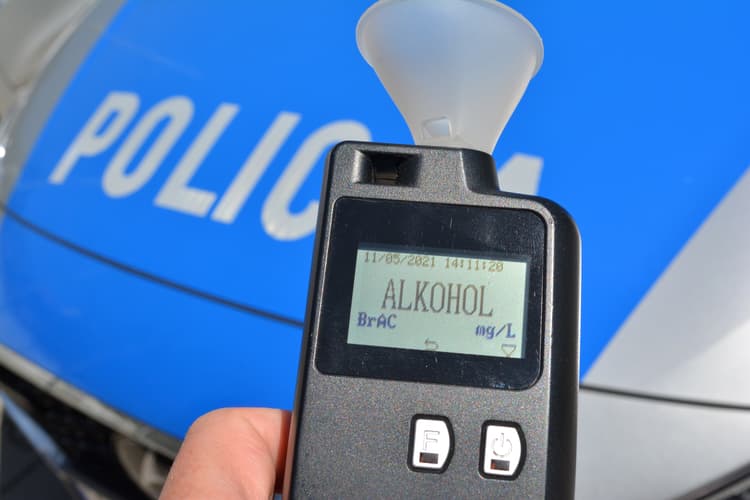 Podejrzenie, że rodzic jest nietrzeźwy – jakie działania należy podjąć. Na zdjęciu: alkomat