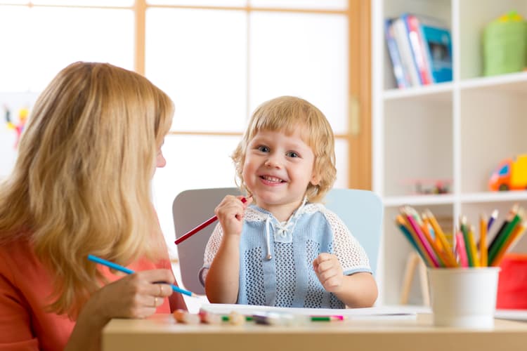 Dokumentowanie udzielania pomocy psychologiczno-pedagogicznej w trakcie bieżącej pracy z dzieckiem. Na zdjęciu: nauczyciel w trakcie udzielania pomocy psychologiczno-pedagogicznej