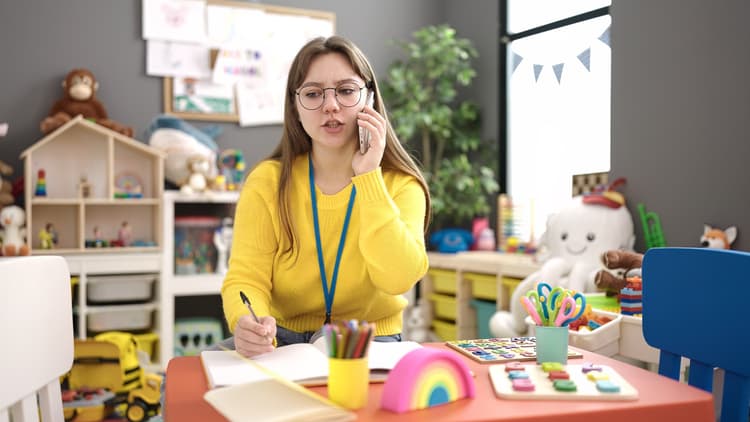 Rodzic nie może udzielić pełnomocnictwa ogólnego do sprawowania opieki nad dzieckiem. Na zdjęciu: nauczyciel