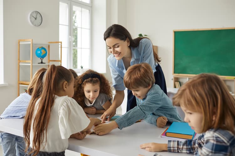 Pomoc nauczyciela w przedszkolu. Na zdjęciu: Pomoc nauczyciela