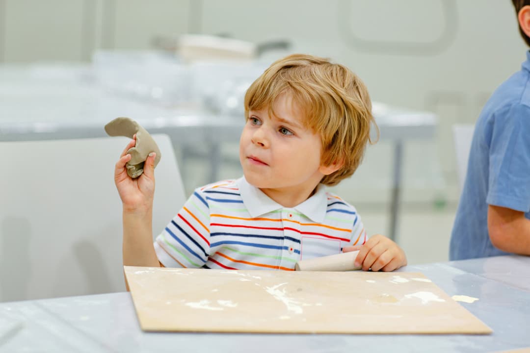   Z zatrudnieniem nauczyciela wspomagającego nie należy czekać do opracowania IPET. Na zdjęciu dziecko podczas pracy z nauczycielem wspomagającym