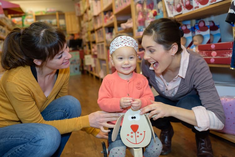   Udostępnianie rodzicom informacji o wnioskach z obserwacji wstępnej dziecka. Na zdjęciu: nauczyciel i rodzic w przedszkolu