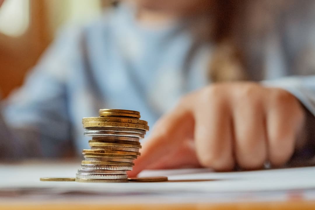 Dzieci zamieszkałe w innej gminie – termin wystawiania not księgowych. Na zdjęciu: pieniądze