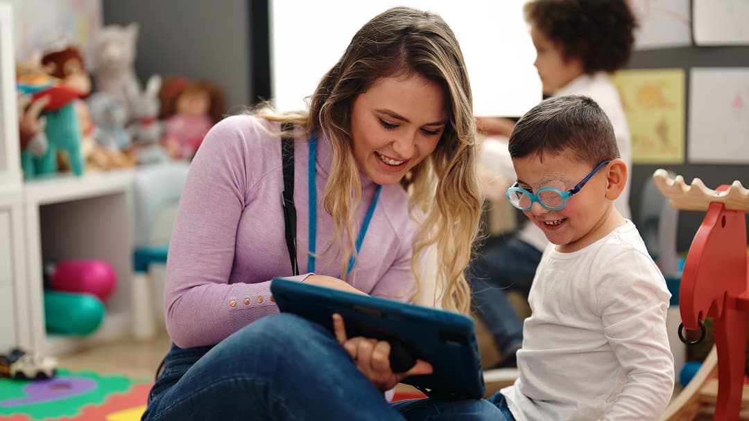 Pedagog specjalny – nowe ścieżki kwalifikacji od 28 sierpnia 2025 r. Na zdjęciu pedagog specjalny