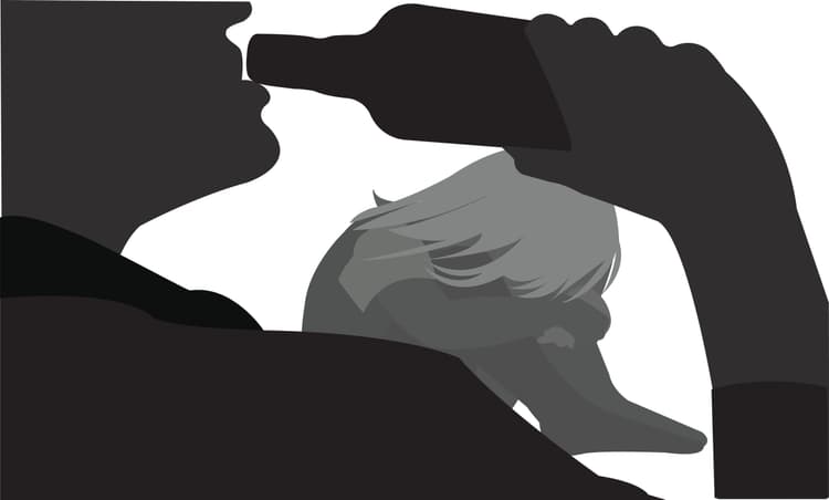 Rodzic pod wpływem alkoholu lub narkotyków. Na zdjęciu: rodzic pijący alkohol