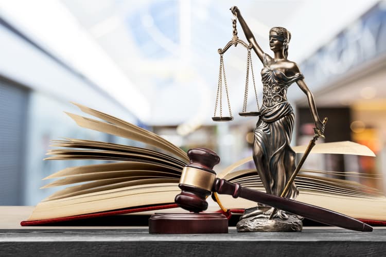 Karta Nauczyciela nowelizacja 2025. Na zdjęciu: temida i młotek sędziowski.