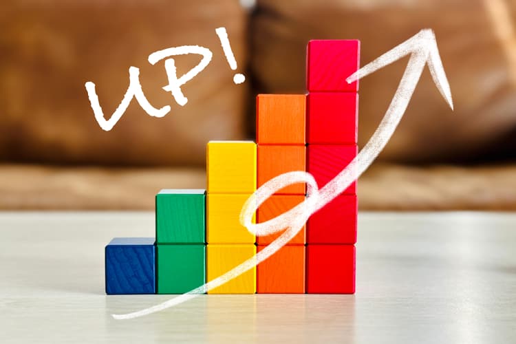 Kiedy wypłacić wyższe wynagrodzenie nauczyciela po uzyskaniu tytułu magistra?