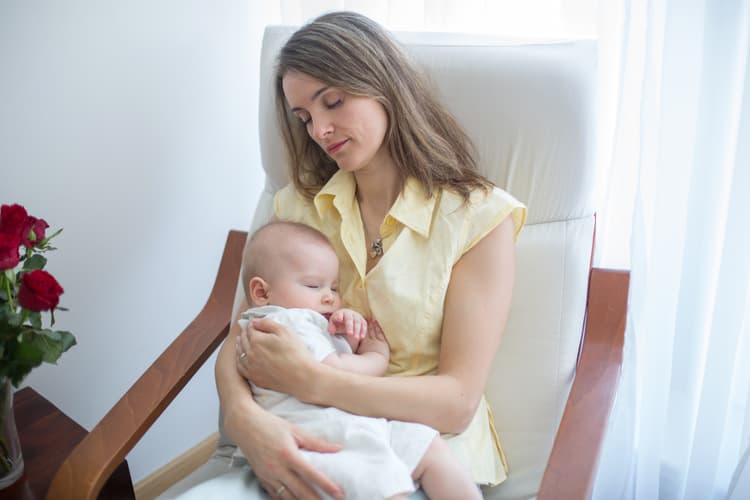 Przerwa na karmienie dziecka dla nauczycielki przedszkola. Na zdjęciu: matka z dzieckiem