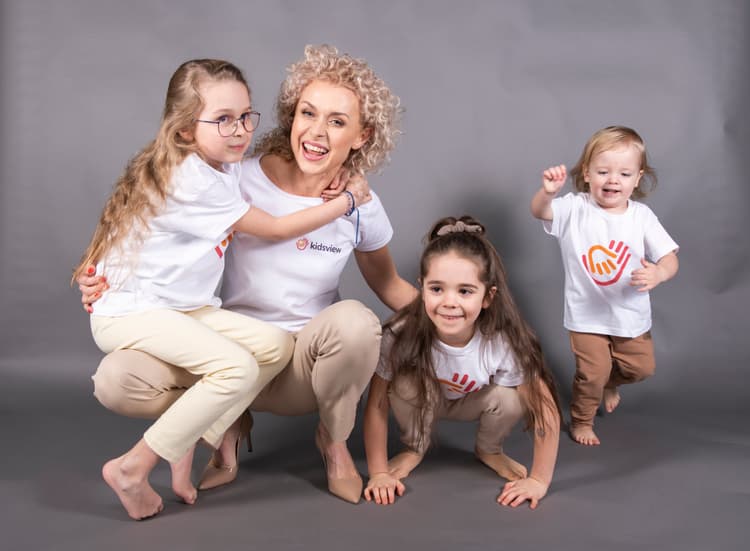 Przyjęcie do przedszkola 2,5 latka po zakończonej rekrutacji. Na zdjęciu: nauczycielka z dziećmi