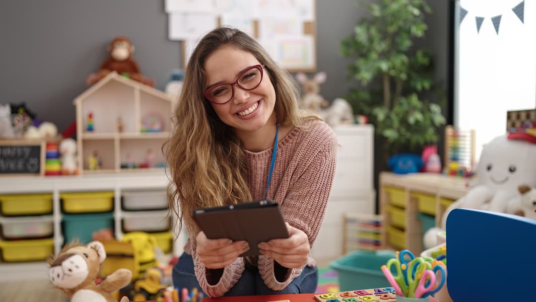 Czy trzeba zatrudnić nauczyciela wspomagającego dla dziecka z afazją? Na zdjęciu: nauczyciel wspomagający