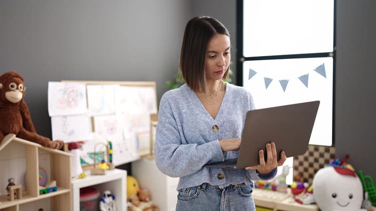   Lekarz, a nie nauczyciel decyduje o odstąpieniu od obniżenia czasu pracy z tytułu niepełnosprawności. Na zdjęciu nauczyciel ze stopniem niepełnosprawności 