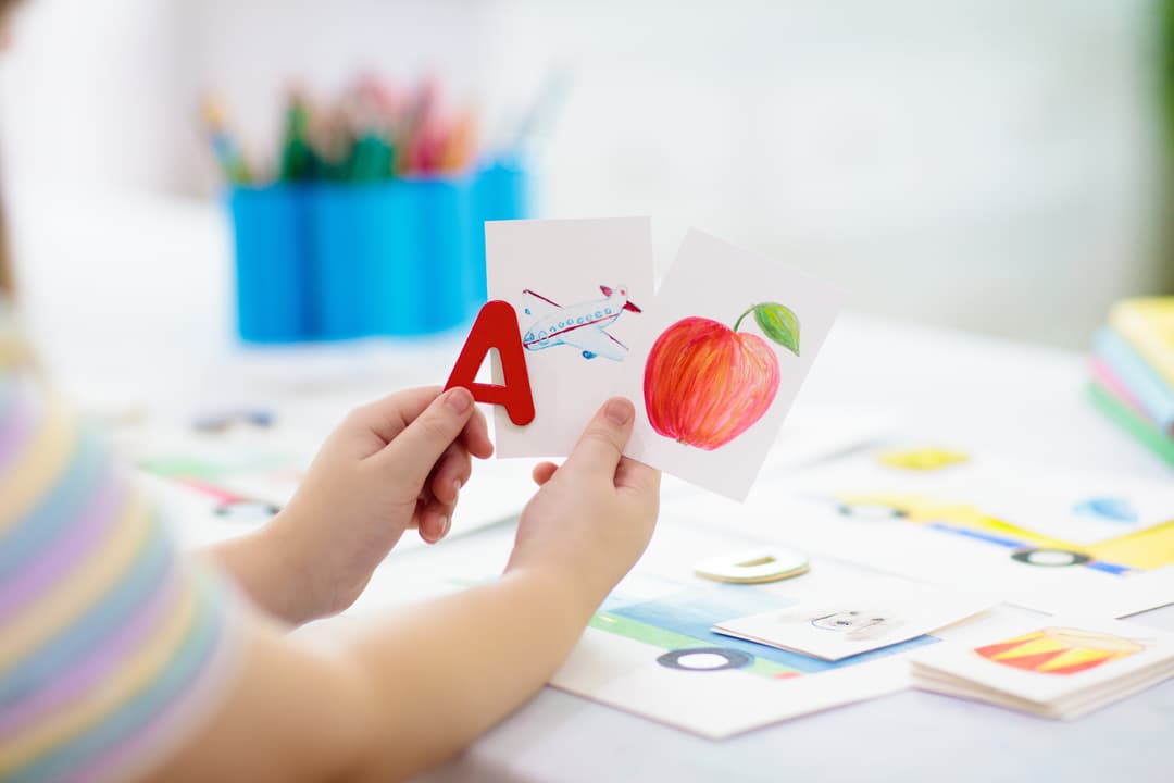 Pomoc psychologiczno-pedagogiczna w wakacje – jak rozliczyć godziny nauczycieli?