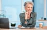 Weryfikacja osoby z firmy zewnętrznej prowadzącej zajęcia w przedszkolu. Na zdjęciu kobieta przy komputerze. zdjęciu: 
