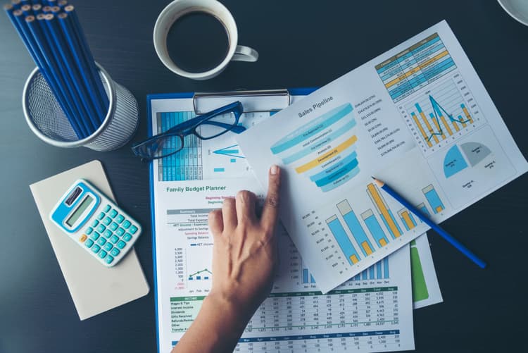 Dokumentacja przedszkolna na koniec roku szkolnego. Na zdjęciu: dokumentacja szkolna