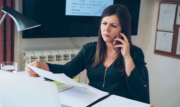   Czy nauczyciel poniesie konsekwencje za korzystanie z telefonu komórkowego w przedszkolu? Na zdjęciu: nauczyciel używający telefonu komórkowego. 