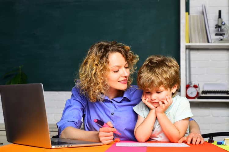 Rola i zadania psychologa w przedszkolu. Na zdjęciu psycholog w przedszkolu