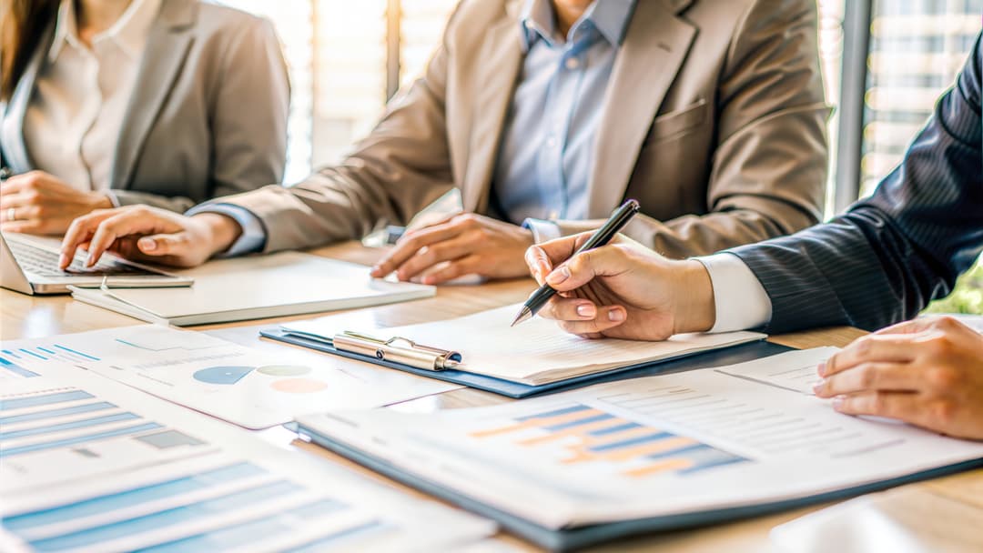 Nagrody jubileuszowe po zmianach od 1 stycznia 2026 r.: co zrobić w kadrach, gdy do stażu „dochodzi” zlecenie i działalność