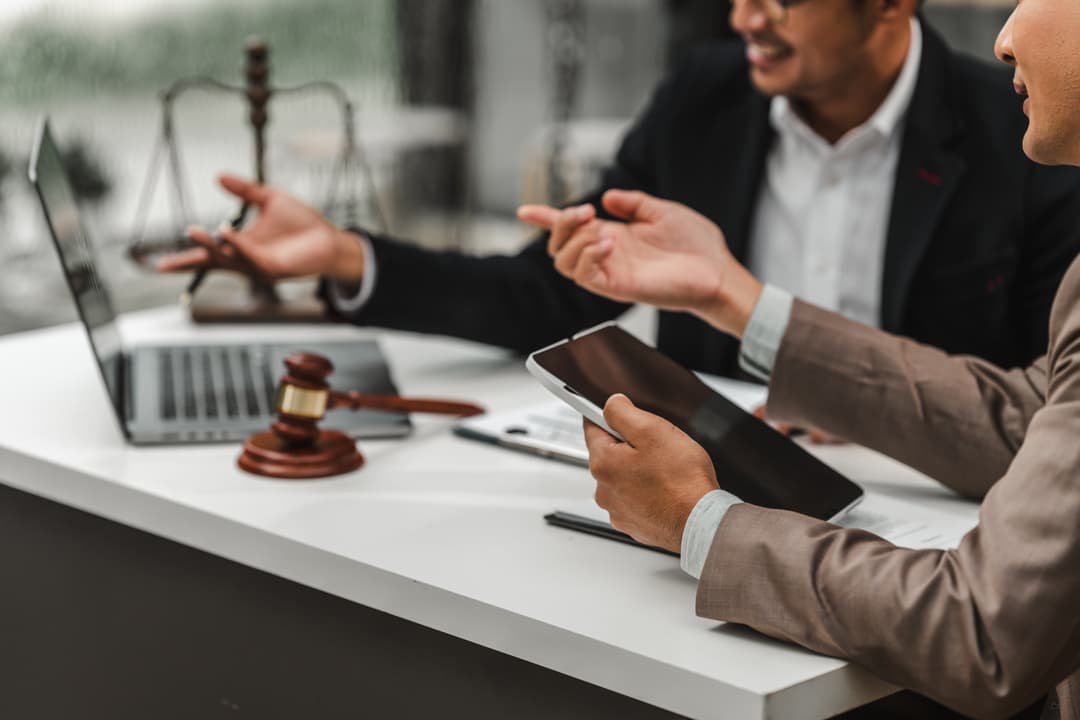 Potrącenie z wynagrodzenia nauczyciela za wezwanie do sądu. Na zdjęciu: obliczanie wynagrodzenia