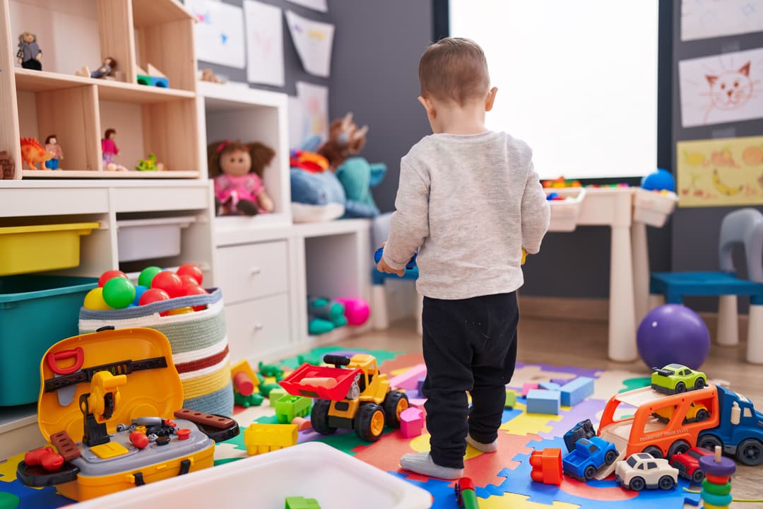Koszty naprawy sprzętu można pokryć z dotacji dla niepublicznego przedszkola. Na zdjęciu: chłopiec wśród zabawek w przedszkolu.