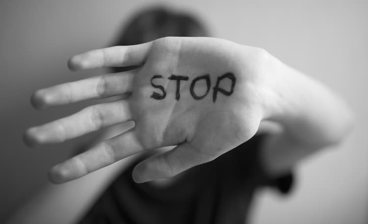 Naruszenie nietykalności cielesnej dziecka – działania dyrektora przedszkola. Na zdjęciu: zdjęcie symbolizujące przemoc wobec dziecka