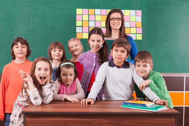 Przenoszenie dziecka z zerówki do pierwszej klasy. Na zdjęciu dzieci w klasie