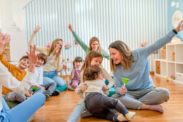   Przedszkole z odziałem żłobkowym – czy możliwe jest takie rozwiązanie? Na zdjęciu: dzieci ze żłobka i przedszkola w jednej sali