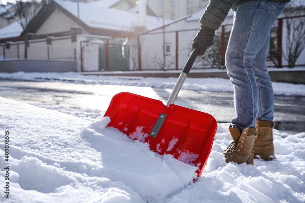 Praca na mrozie w przedszkolu – obowiązki dyrektora i zalecenia PIP