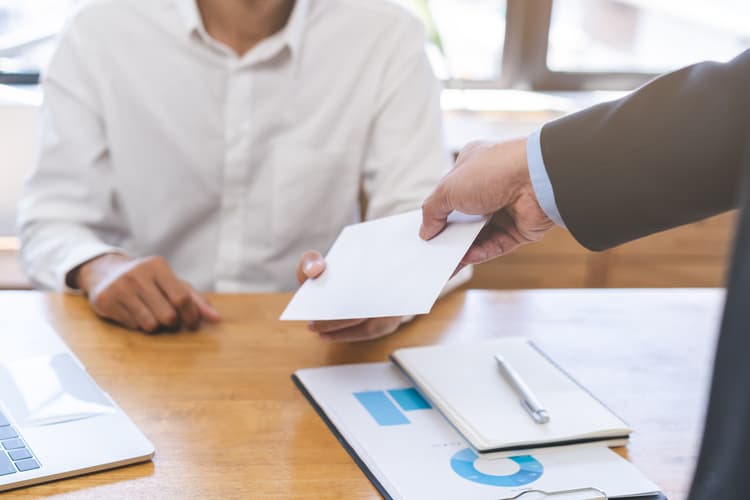 Premie i nagrody dla pracowników przedszkoli. Na zdjęciu: wręczenie premii 