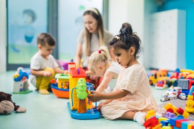 Nadopiekuńczy rodzice. Jak rozmawiać o nadopiekuńczości i nadmiernym zaangażowaniu w sprawy dziecka?