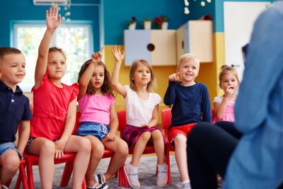 Czy dziecko może chodzić do dwóch przedszkoli jednocześnie? Na zdjęciu: dzieci w przedszkolu
