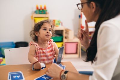 Czy fizjoterapeuta w przedszkolu niepublicznym musi mieć umowę o pracę?