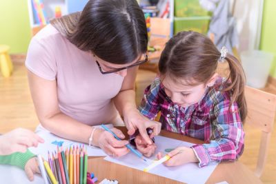 Sprawdź, jakie kwalifikacje powinien mieć pedagog specjalny w przedszkolu