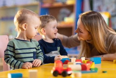 Czy pedagog specjalny może prowadzić zajęcia wczesnego wspomagania rozwoju w ramach pensum? Na zdjęciu pedagog specjalny