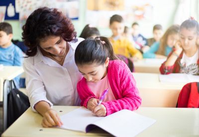 Kwalifikacje nauczyciela wspomagającego dla dziecka autystycznego – czy wystarcza ukończenie oligofrenopedagogiki