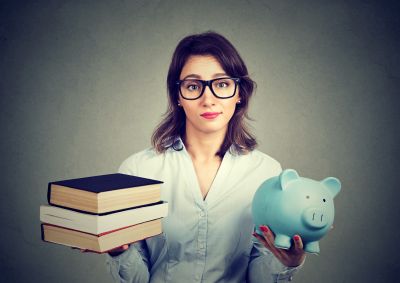 Przeszeregowanie płacowe nauczyciela po uzyskaniu przygotowania pedagogicznego – zasady i terminy