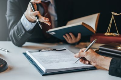Zaświadczenie o szkoleniu nauczyciela w przedszkolu. Na zdjęciu: dyrektor przedszkola z kalendarzem szkoleń nauczycieli