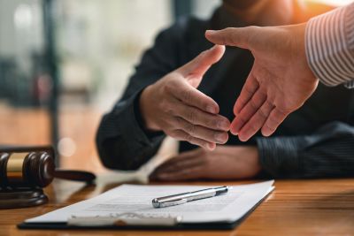 Pierwsza umowa nauczyciela początkującego – jak zatrudnić nauczyciela początkującego przed i po 1 września 2025 r.