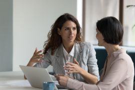 Mentor dla nauczyciela początkującego – najważniejsze zasady. Na zdjęciu mentor nauczyciela początkującego 