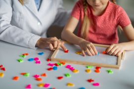 Scenariusze zajęć rewalidacyjnych dla dziecka z diagnozą Zespołu Aspergera. Na zdjęciu: dziecko z zespołem aspergera.