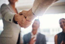 Zmiana stanowiska pracy pracownika niepedagogicznego. Na zdjęciu: awans pracownika.