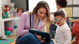 Pedagog specjalny – nowe ścieżki kwalifikacji od 28 sierpnia 2025 r. Na zdjęciu pedagog specjalny