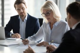 Nowe umowy dla nauczycieli i pracowników przedszkoli – kluczowe zapisy i obowiązki dyrektora. na zdjeciu podpisywanie umowy z nauczycielem przedszkola