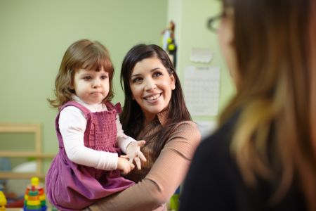 Odpowiedzialność za dziecko podczas zajęć dodatkowych w przedszkolu. Na zdjęciu: dziecko z nauczycielem w przedszkolu