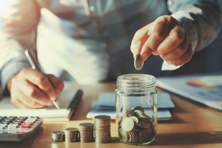 Dotacja oświatowa – jak prawidłowo wydatkować środki, by uniknąć zwrotu? Na zdjęciu: rozliczanie dotacji przedszkolnej