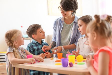 Pomoc nauczyciela nie prowadzi i nie wypełnia dziennika zajęć w przedszkolu