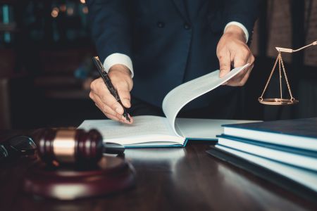 Nowelizacja prawa oświatowe. Na zdjęciu: symbol zmiany przepisów prawa oświatowego