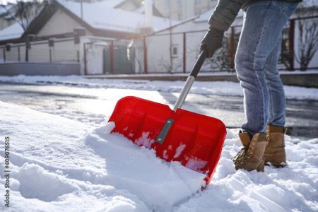 Praca na mrozie w przedszkolu – obowiązki dyrektora i zalecenia PIP
