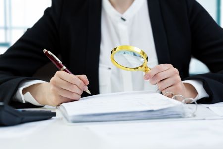 Umowa zlecenia z nauczycielem w przedszkolu niepublicznym. Na zdjęciu: podpisywanie umowy o pracę