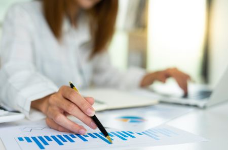 Nadpłaty za wyżywienie w przedszkolu publicznym: jak je legalnie rozliczyć i uniknąć błędów. na zdjęciu dokumenty 